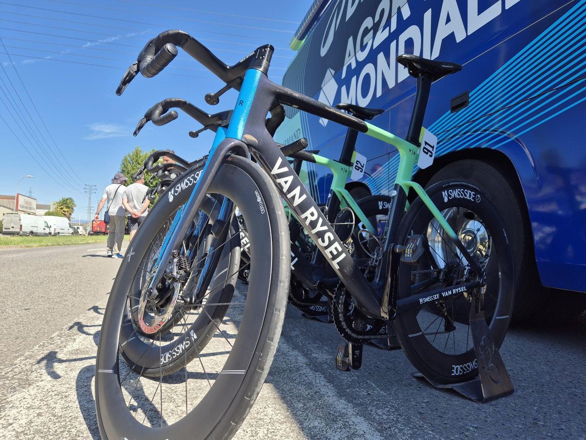 Las Van Rysel, preparadas antes del inicio de la etapa 8 de la Vuelta a España