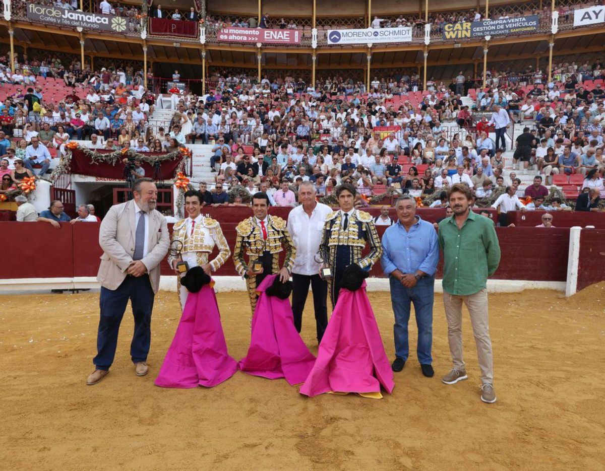 El Colegio de Periodistas entregó un recuerdo a los toreros, al ser Corrida de la Prensa. | ENRIQUE SOLER