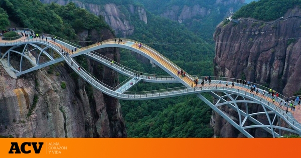 parece flotar entre montañas y está suspendido a 140 metros de altura