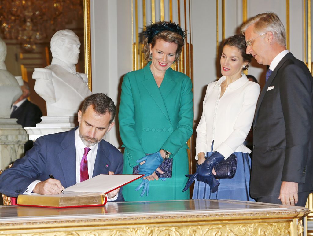 Los reyes Felipe y Letizia son recibidos por Felipe y Matilde Bélgica en el Palacio de Bruselas el 12 de noviembre de 2014
