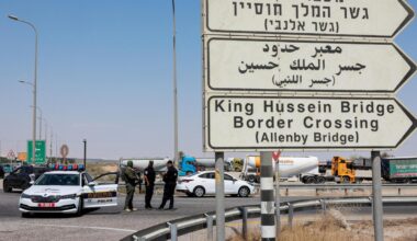 La policía israelí patrulla el área cerca del cruce del puente Allenby entre Cisjordania y Jordania luego de un tiroteo en el cruce en la Cisjordania ocupada por Israel, el 8 de septiembre de 2024.