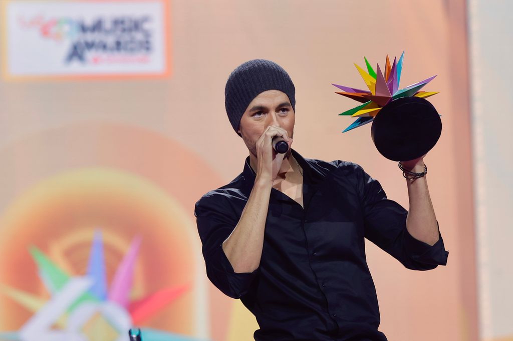 Plano medio de Enrique Iglesias agradeciendo su premio especial en el escenario