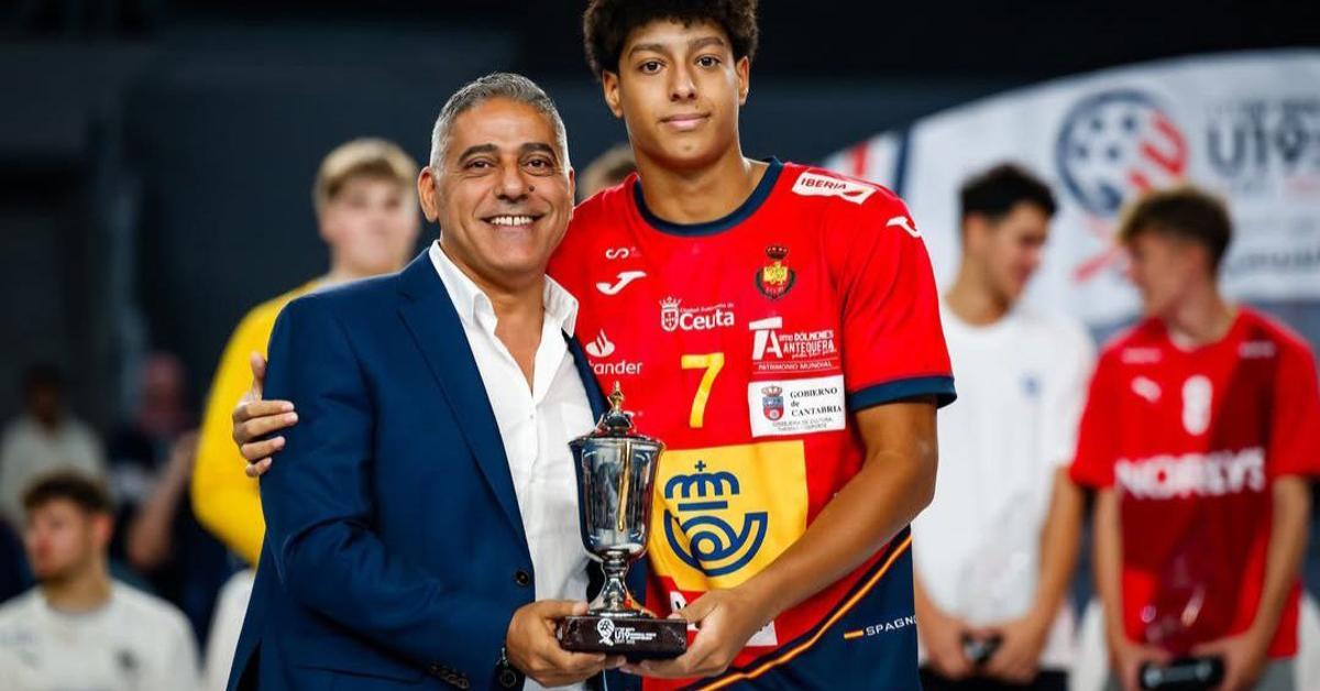 España hereda lo mejor del balonmano cubano con el hijo de Julio Fis