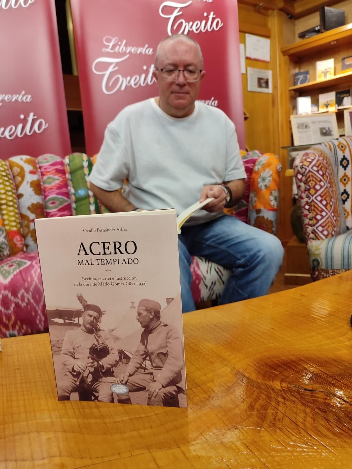 Ovidio Fernández con su libro "Acero mal templado".
