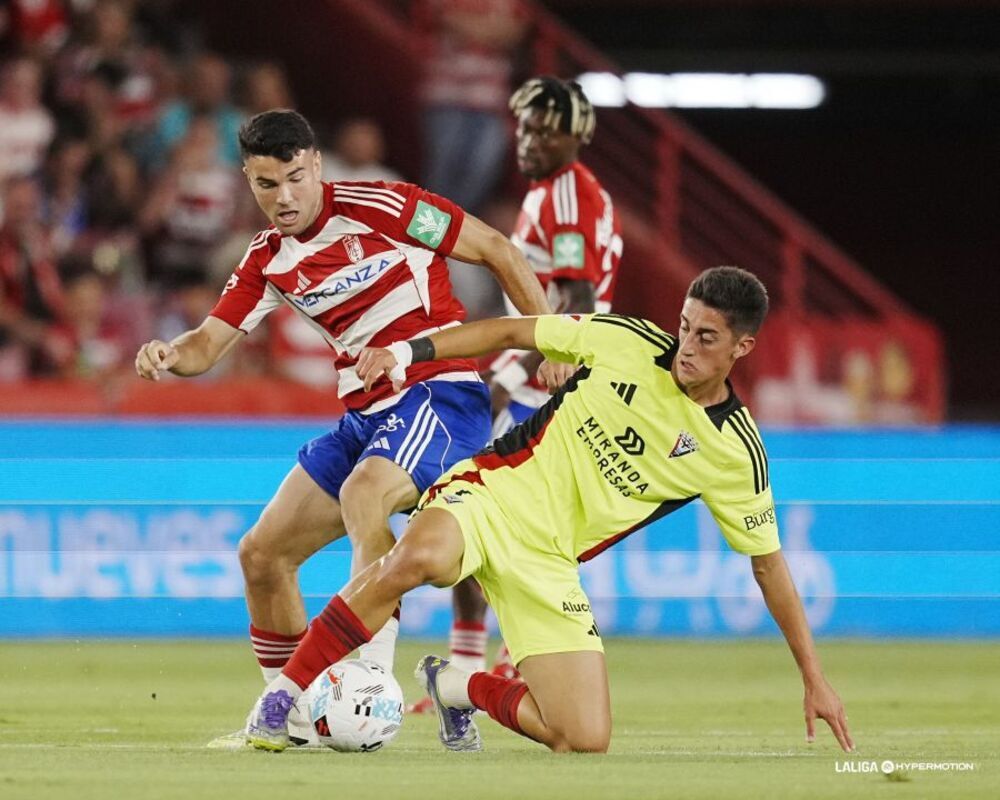El Mirandés logra en Granada su primera victoria de la temporada