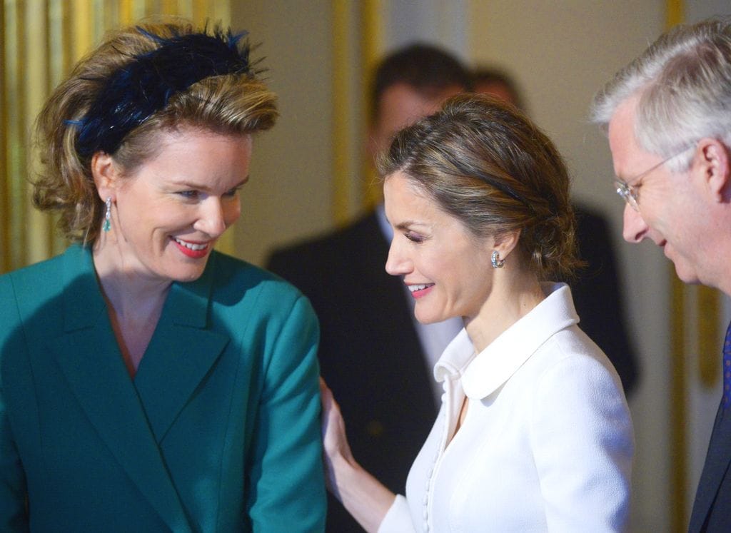 Los reyes Felipe y Letizia son recibidos por Felipe y Matilde Bélgica en el Palacio de Bruselas el 12 de noviembre de 2014