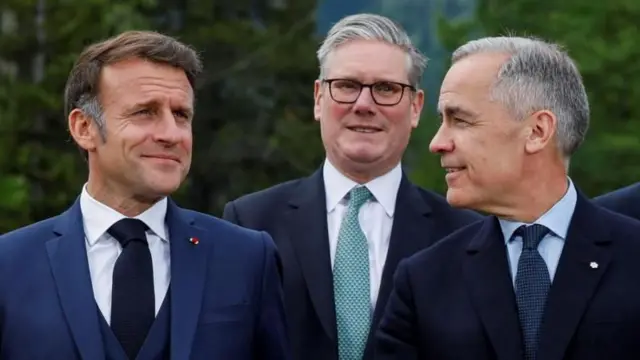 Los líderes Emanuel Macron de Francia  (izq.), Keir Starmer (centro) y Mark Carney de Canadá (der.)