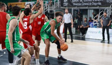 Matteo Strikker intenta hacerse hueco en la zona del Spanish Basketball Academy.