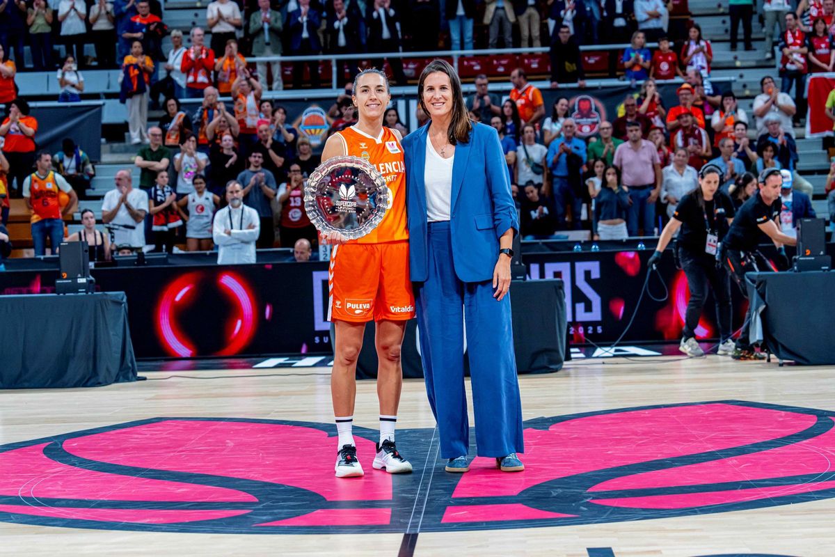 Queralt Casas recibió el trofeo de subcampeonas