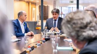 El presidente de Junts, Carles Puigdemont, en una reunión del partido en Bruselas el pasado enero junto a Jordi Turull.
