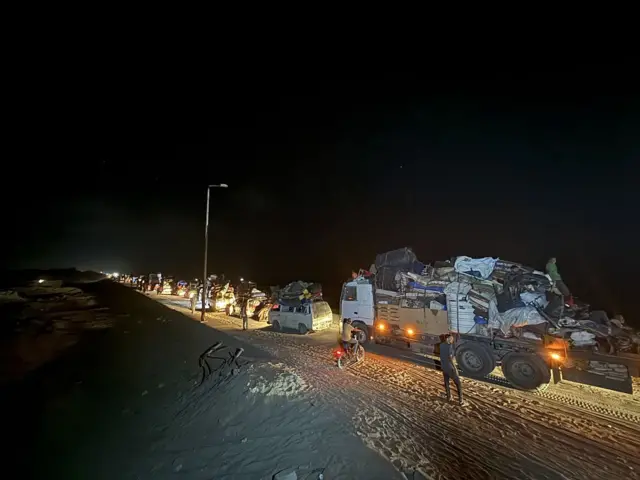 Camiones haciendo la fila 