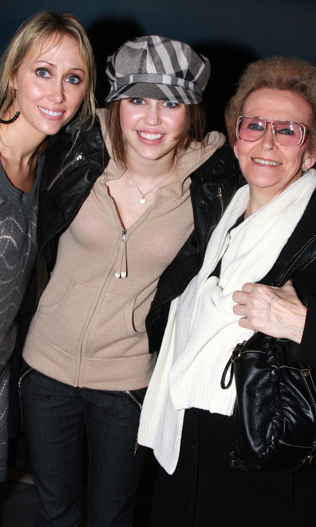 Tish Cyrus, Miley Cyrus y Loretta Finley