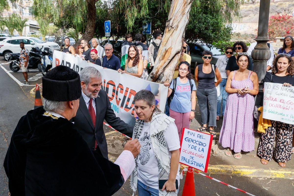 Un grupo de pro palestinoa a la llegada a la Universidad de Las Palmas de Gran Canaria.
