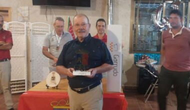 Andrés Pérez posa con el galardón de campeón regional.