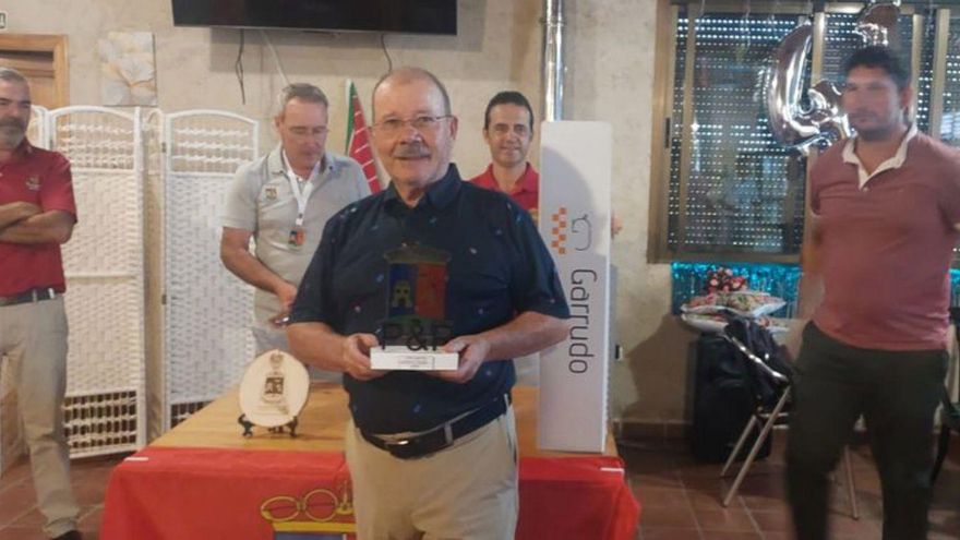 Andrés Pérez posa con el galardón de campeón regional.