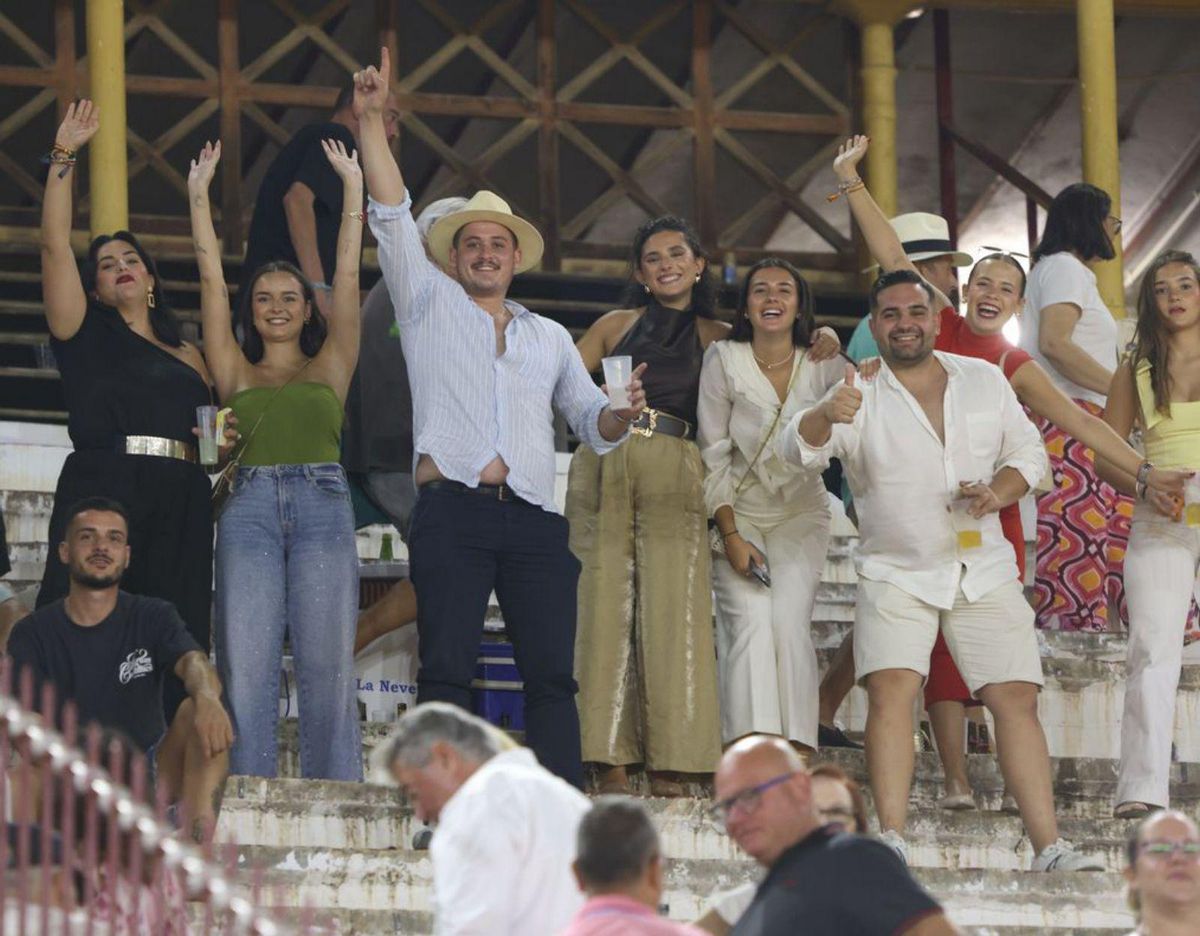 Diversión en los 
tendidos de sol. | ENRIQUE SOLER