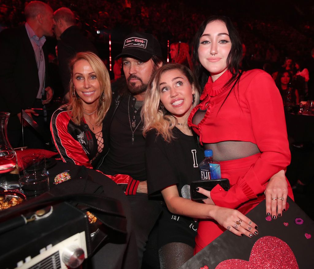 Tish Cyrus, Billy Ray Cyrus, Miley Cyrus y Noah Cyrus en los premios iHeartRadio en 2017