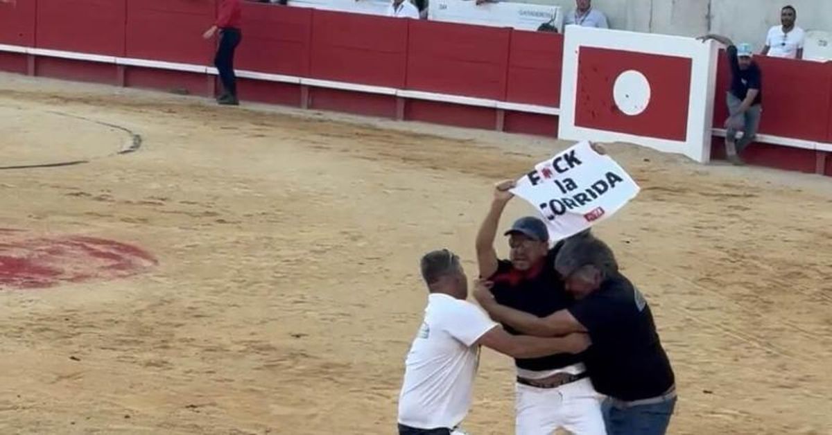 Un activista de PETA se cuela en una plaza de toros de Nimes para denunciar la "sangrienta crueldad" de la tauromaquia