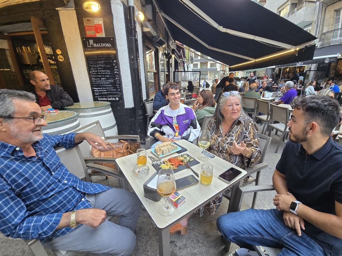 Un momento el encuentro en la popular calle A Baldosa de Vilagarcía.