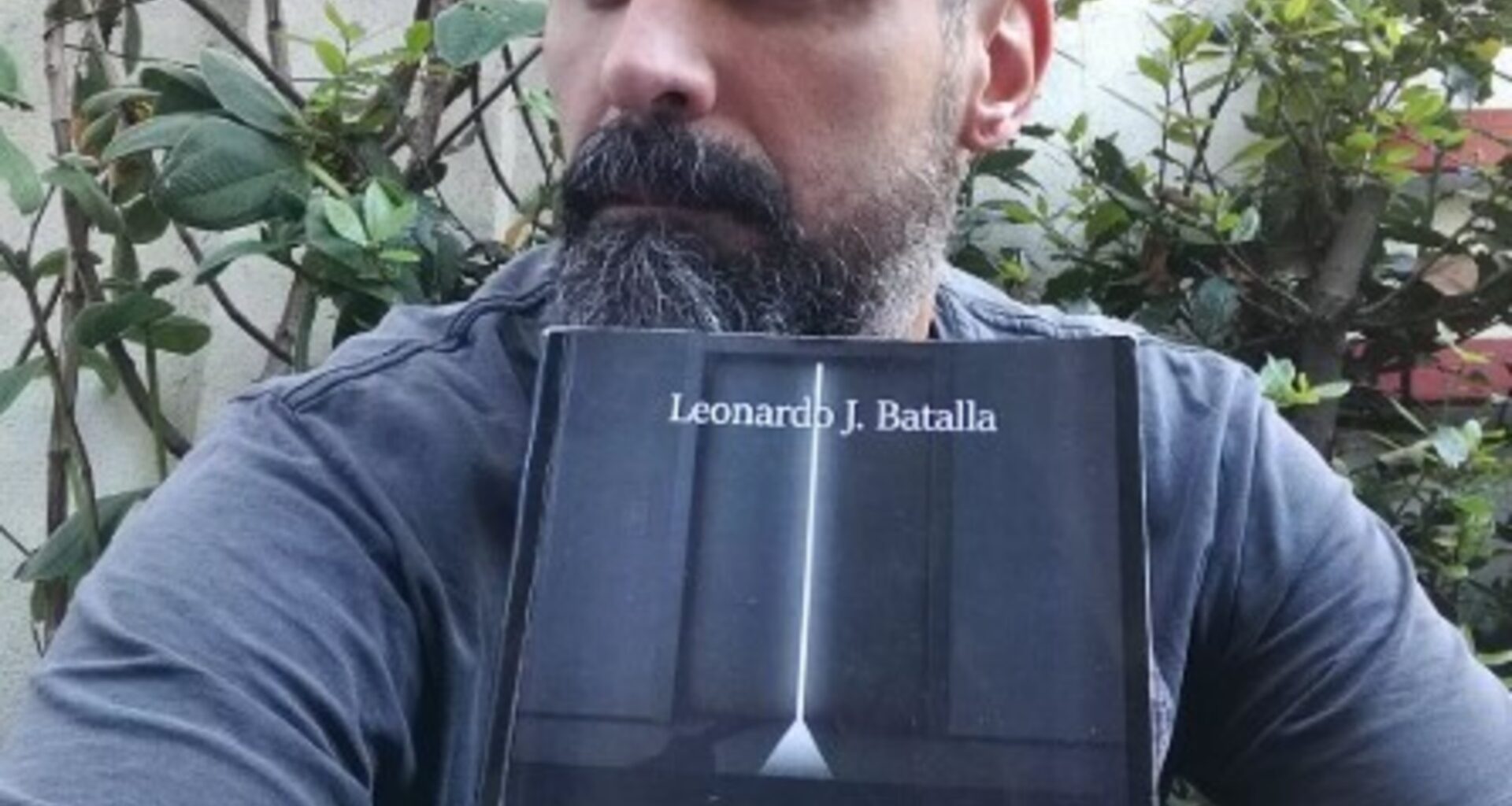 Escribe y publica sus novelas por su cuenta porque no confía en las editoriales