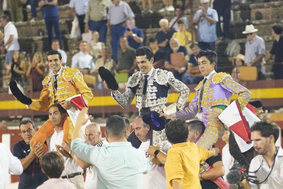 Marco Pérez, que corta un rabo, a hombros junto a Talavante y De Justo en Andújar