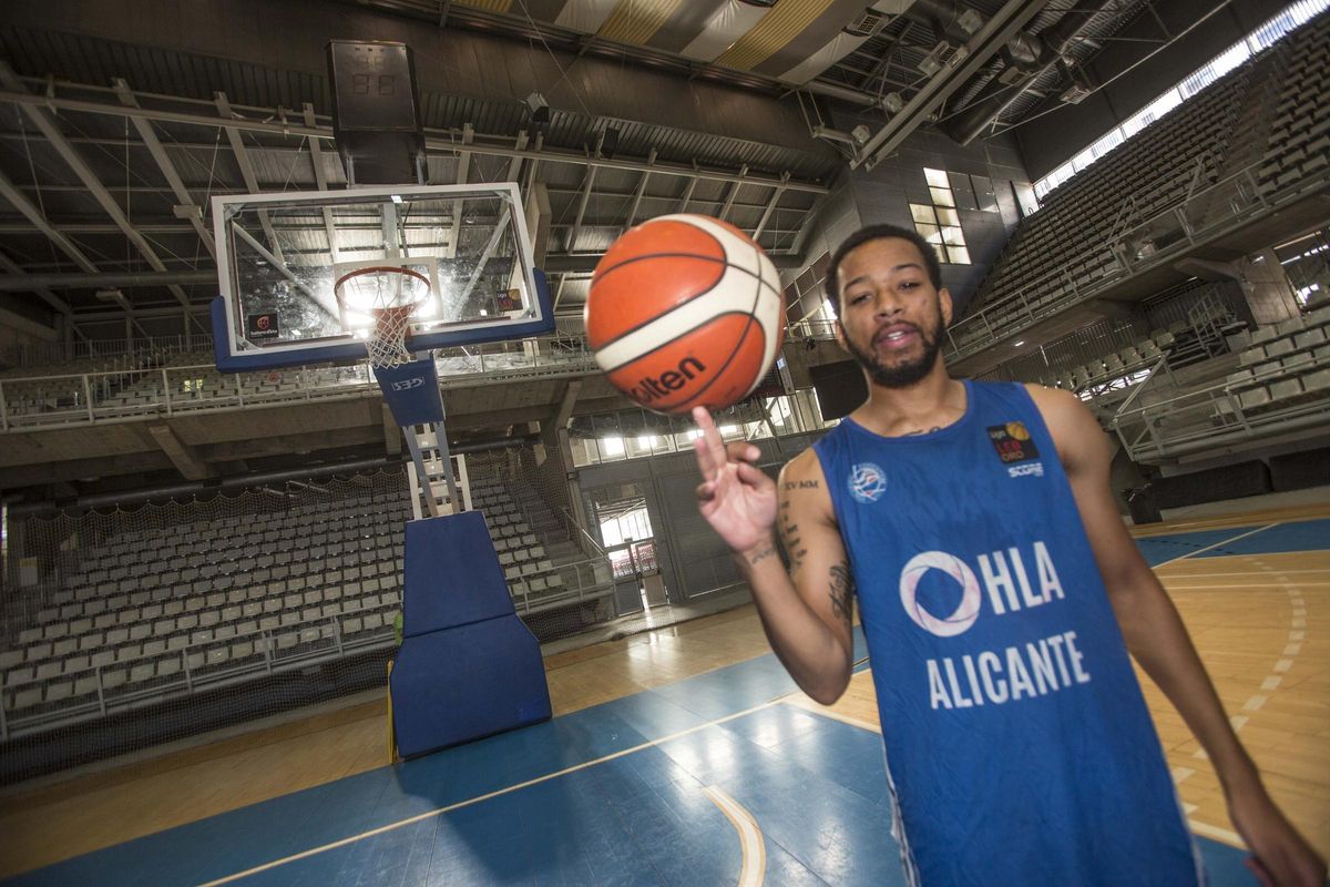 Justin Pitts, en el Centro de Tecnificación, posando como jugador del HLA Alicante para una entrevista.