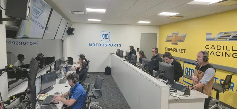 Los ingenieros de Cadillac durante el simulacro del Gran Premio de Italia; el equipo ensayó por segunda vez, tras la carrera en Montmeló