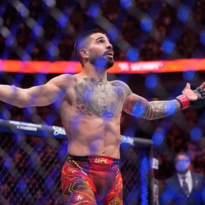 Ilia Topuria acabó con Charles Oliveira en el UFC 317 y es el nuevo campeón del peso ligero