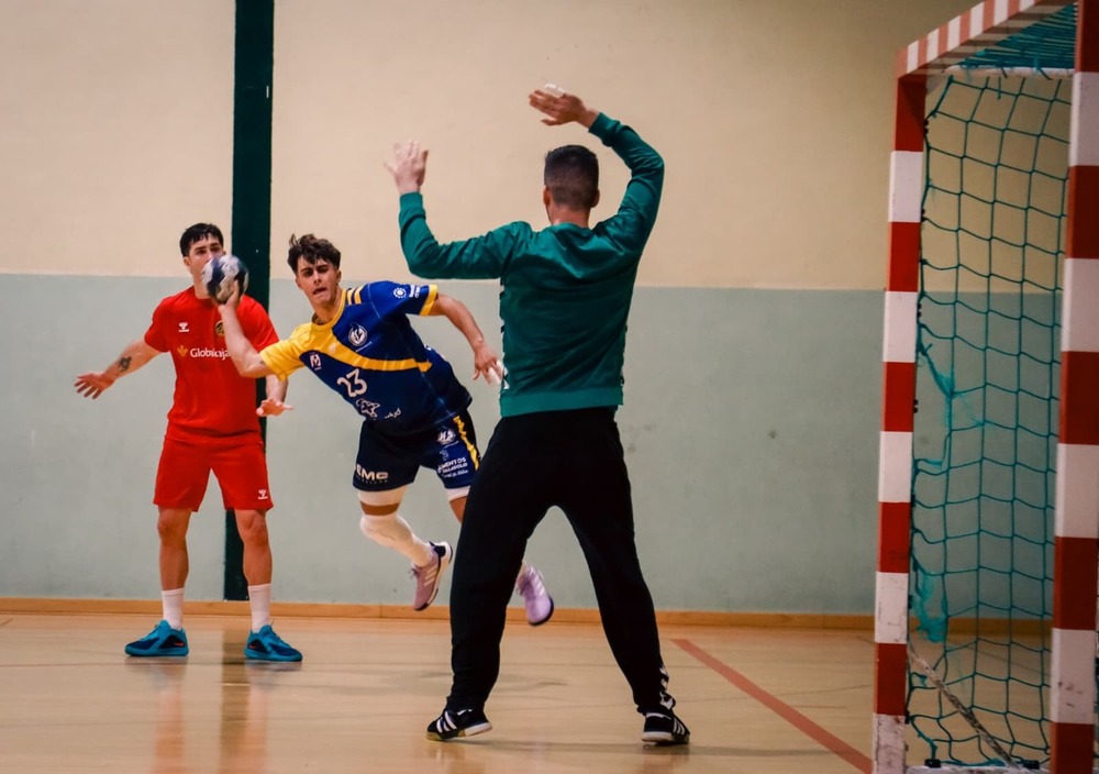 Álex Díaz lanza a portería en un amistoso de pretemporada con el Atlético Valladolid. 