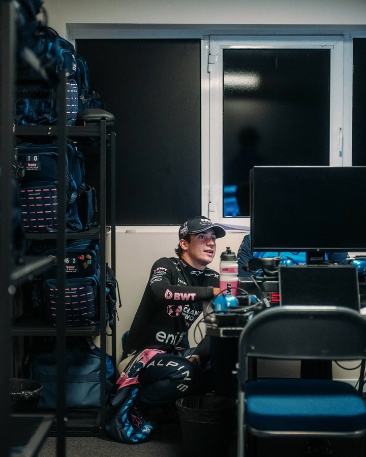 Colapinto en la sala de máquinas de Alpine. (@alpinef1team)
