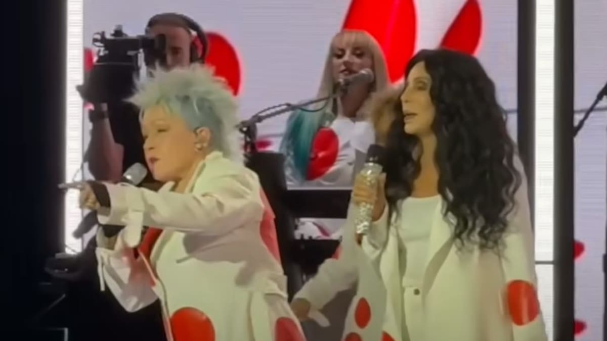 Cher da la sorpresa en el último concierto de Cyndi Lauper y cantan juntas 'Girls just want to have fun' | Música