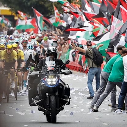 BILBAO, 03/09/2025.- La iniciativa Gernika Palestina ha invadido este miércoles un tramo de la Gran Vía de Bilbao al paso de la Vuelta ciclista por la capital vizcaína en protesta por la participación del equipo Israel Premier Tech y en apoyo a Palestina por lo que ha tenido que intervenir la Ertzaintza. EFE/Miguel Toña
