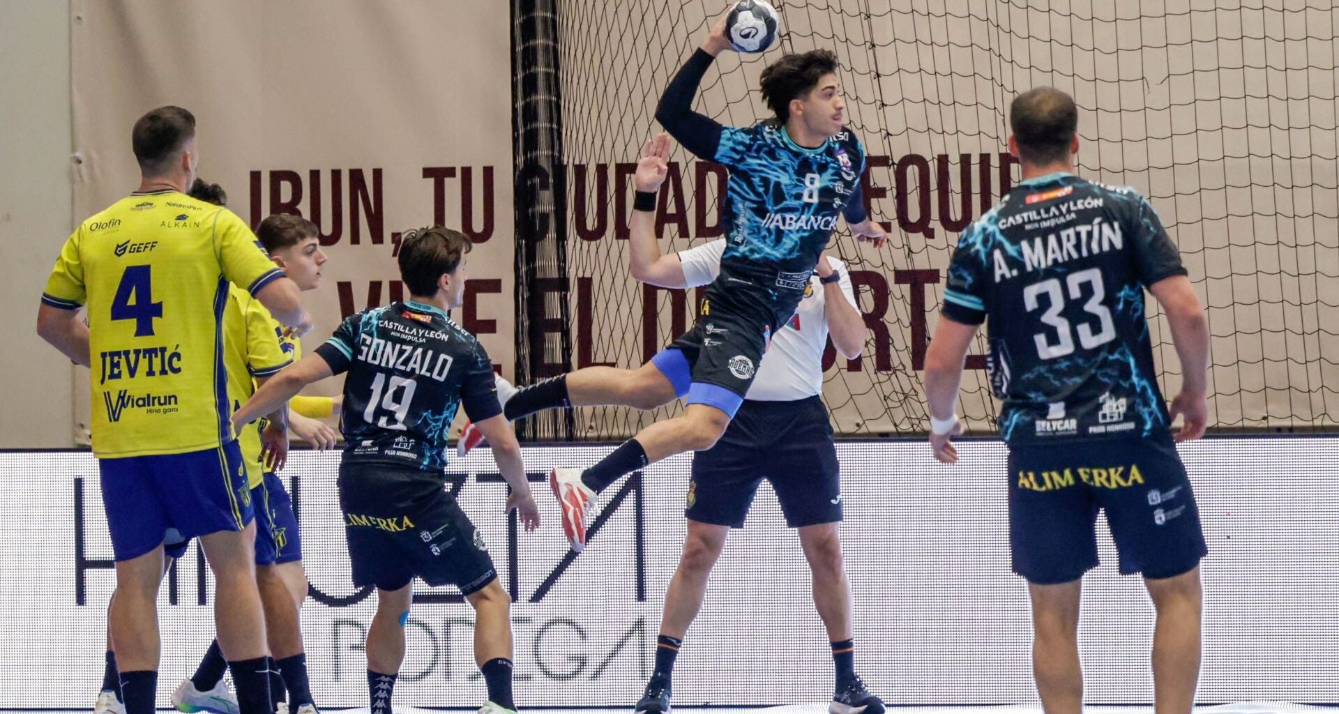 Bidasoa y Abanca Ademar firman tablas en un duelo vibrante