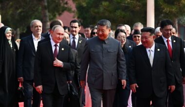 El presidente ruso, Vladímir Putin; el presidente chino, Xi Jinping; y el líder norcoreano, Kim Jong-un en el  desfile militar que conmemora el 80.º aniversario del fin de la Segunda Guerra