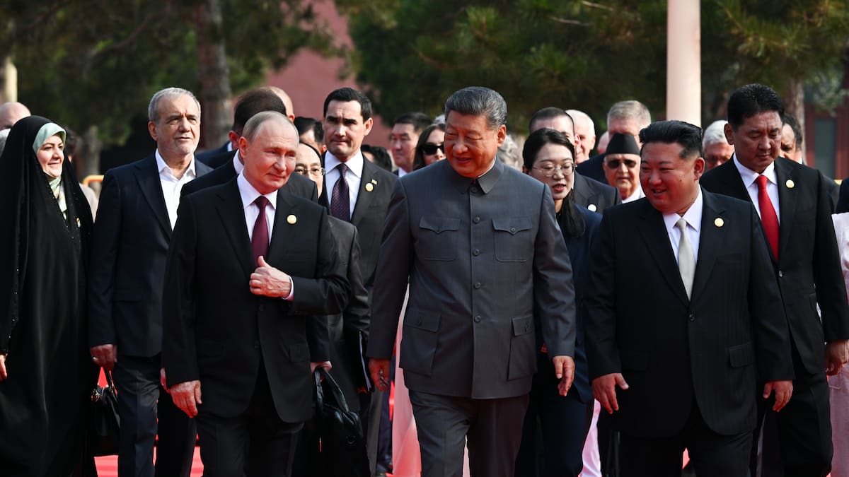 El presidente ruso, Vladímir Putin; el presidente chino, Xi Jinping; y el líder norcoreano, Kim Jong-un en el  desfile militar que conmemora el 80.º aniversario del fin de la Segunda Guerra