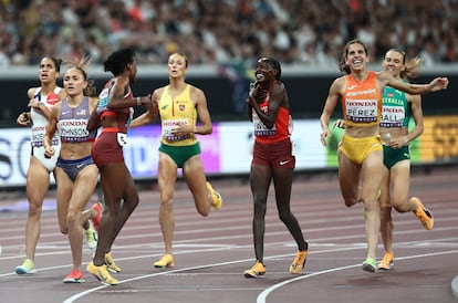 Marta Pérez (derecha) sonríe tras terminar este domingo la semifinal de los 1.500m y meterse en la final del Mundial de Atletismo, disputado en Tokio.
