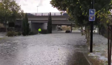 La fuerte tormenta a su paso por Zaragoza deja varias calles inundadas y rescates en vehículos | Sociedad