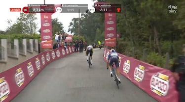 Captura de RTVE Play de la llegada a la meta, a 8 km de la meta oficial, de Egan Bernal, ganador de la etapa de hoy. 