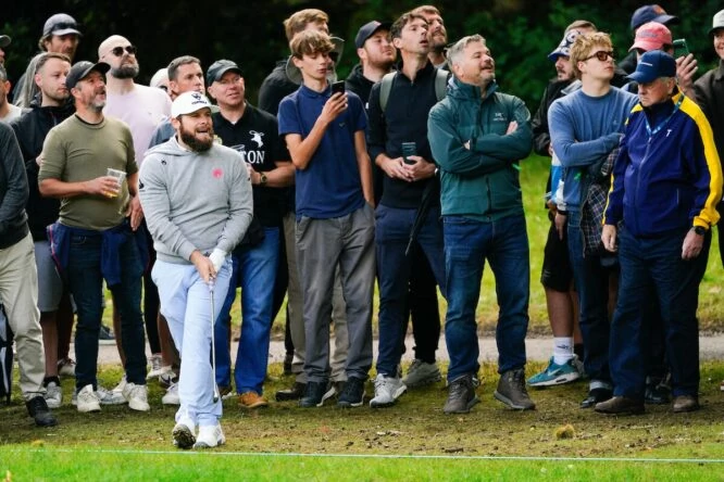 Tyrrell Hatton en el hoyo 3 de Wentworth durante la tercera ronda del BMW PGA Championship 2025. © Golffile | Thos Caffrey