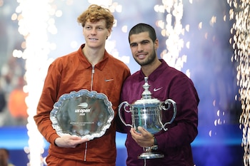Jannik Sinner junto a Carlos
