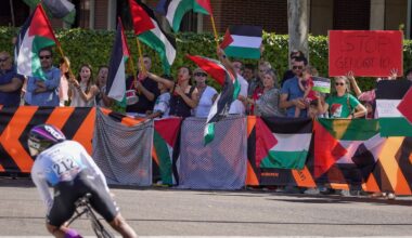 Dos detenidos en la etapa 18 de La Vuelta cuando han intentado saltar las vallas de contención al paso de un ciclista del equipo Israel | Más deportes