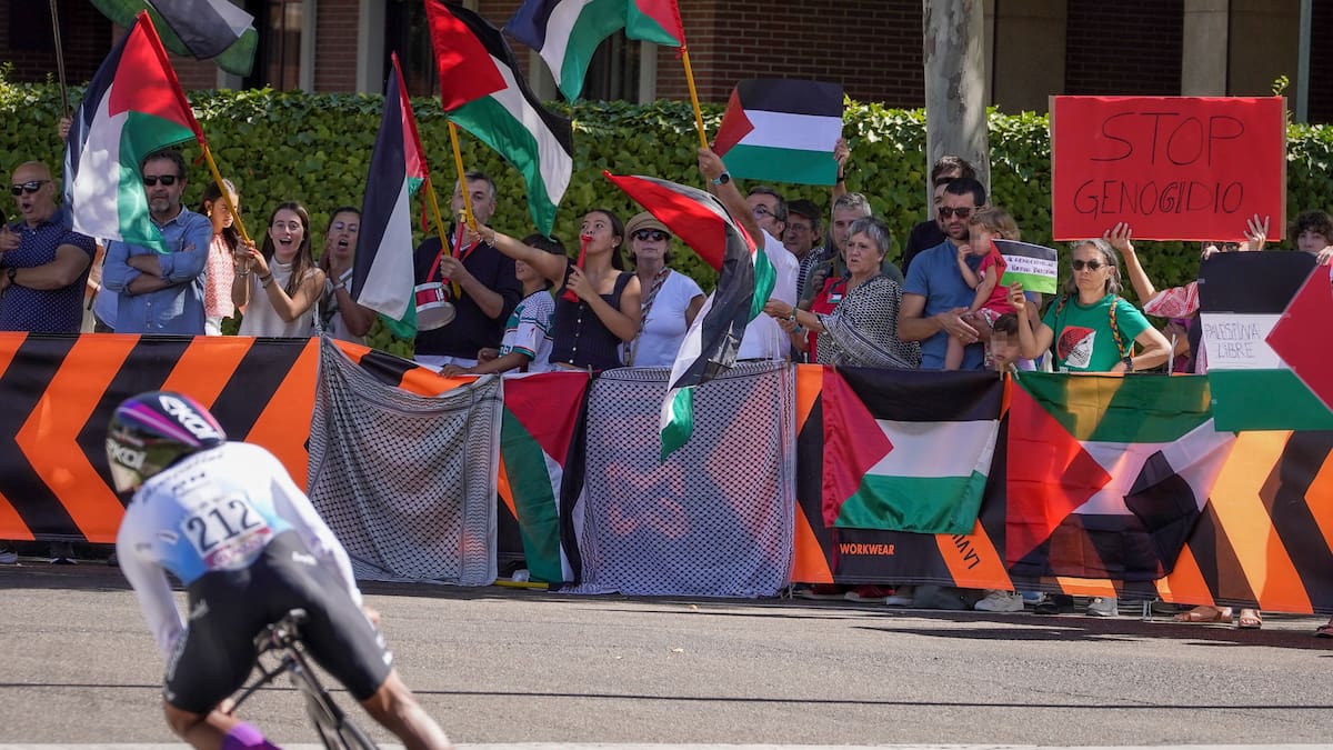 Dos detenidos en la etapa 18 de La Vuelta cuando han intentado saltar las vallas de contención al paso de un ciclista del equipo Israel | Más deportes