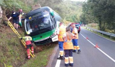 Evacuados por el techo de un bus escolar seis menores y la conductora tras volcar en Ponteareas