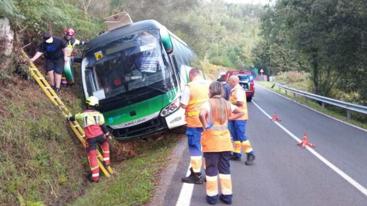 Evacuados por el techo de un bus escolar seis menores y la conductora tras volcar en Ponteareas