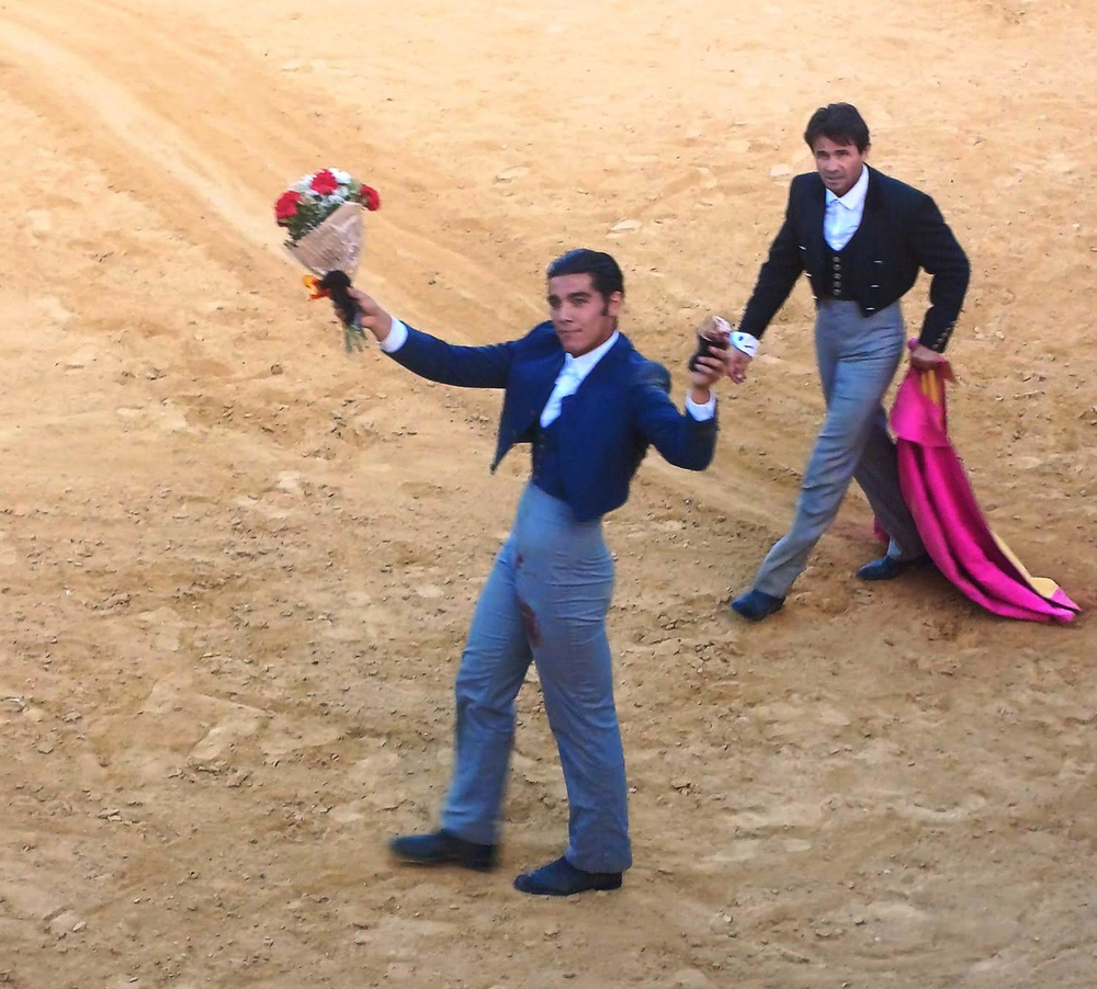 Pedro Caminero paseando los trofeos en el festival de Nava del Rey