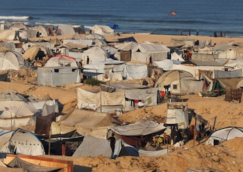 Palestinos deplazados en un campamento