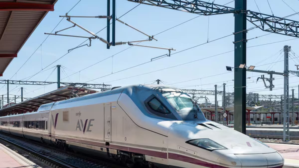Restablecida la circulación de Alta Velocidad entre Madrid y Barcelona tras un incendio entre Guadalajara y Soria | Economía y negocios