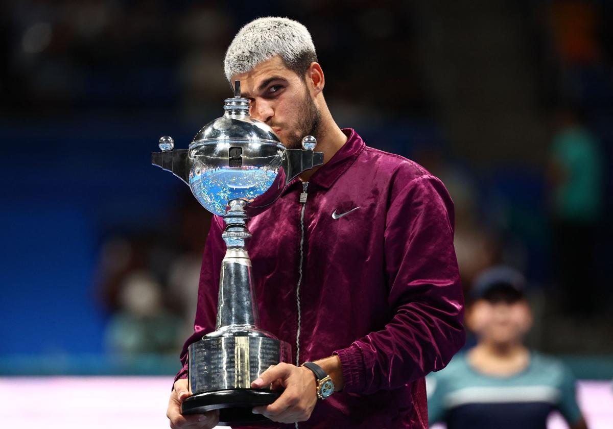 Carlos Alcaraz tumba a Taylor Fritz y también reina en Tokio: octavo título del año