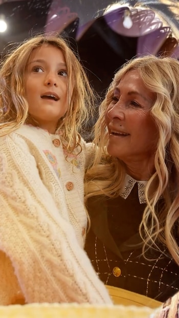 La productora junto a su