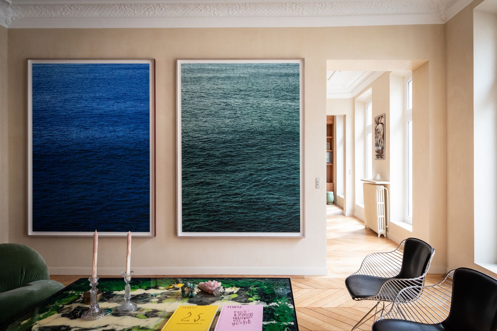 sala de departamento moderno con cuadros azules